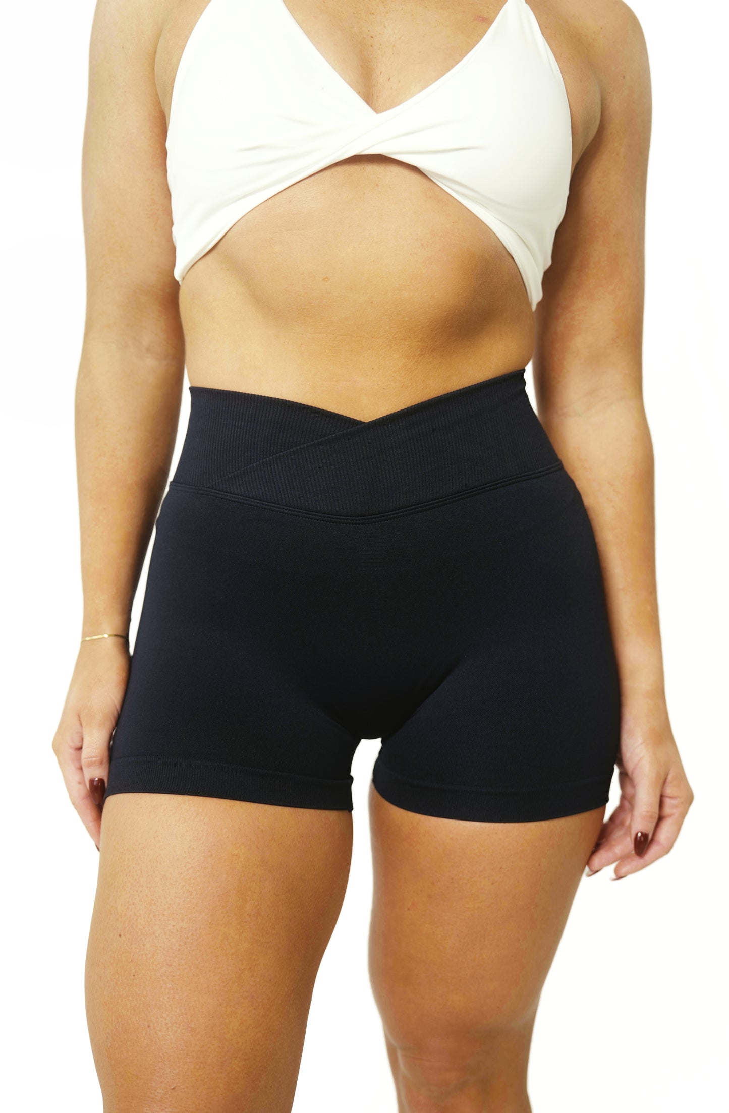 SEAMLESS V SCRUNCH SHORTS - BLACK