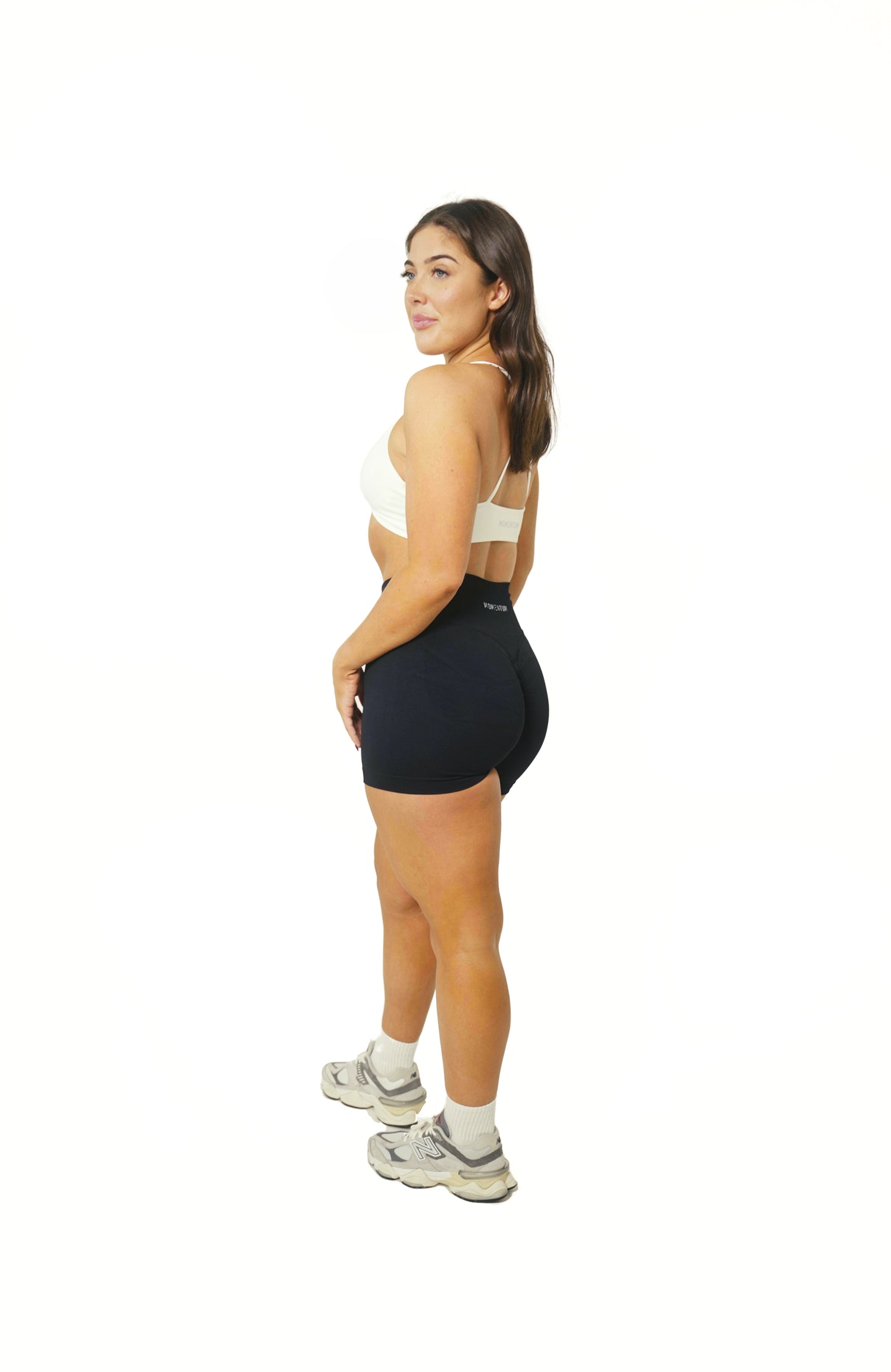 SEAMLESS V SCRUNCH SHORTS - BLACK