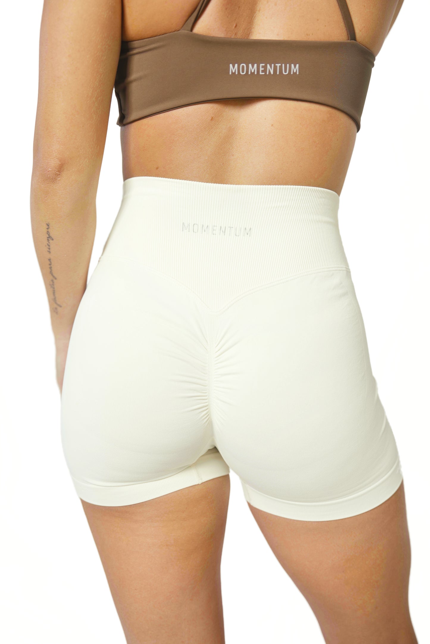 SEAMLESS V SCRUNCH SHORTS - IVORY